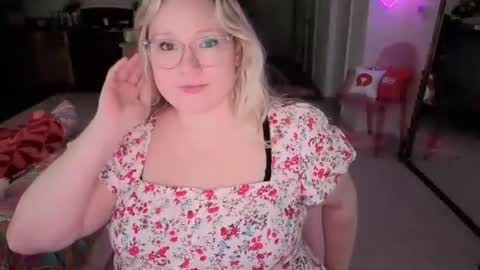 Snapshot of piggyrose chatting on 07/24/26, 11:36 Piggy Rose online show from 07/24/26, 11:36