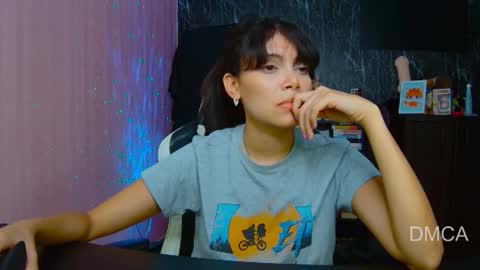 Snapshot of piixiie_d_oll chatting on 10/23/25, 02:44 Andrea G online show from 10/23/25, 02:44