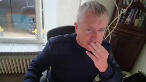 Snapshot of piloonklim chatting on 10/25/25, 10:23 piloonklim online show from 10/25/25, 10:23