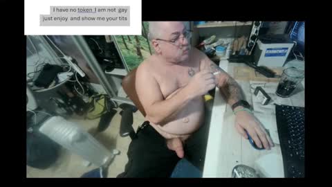 Snapshot of pini_z chatting on 12/25/24, 10:37 pini_z online show from 12/25/24, 10:37