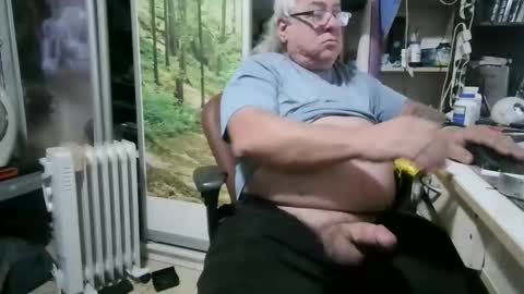 Snapshot of pini_z chatting on 02/27/26, 02:39 pini_z online show from 02/27/26, 02:39