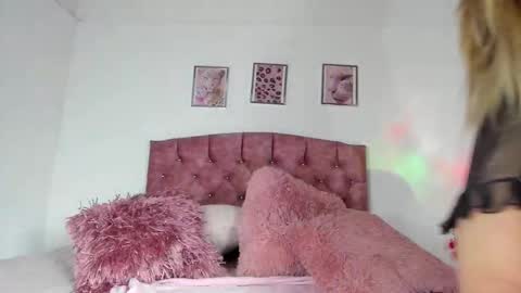 pink_rose5 online show from 11/08/25, 02:34