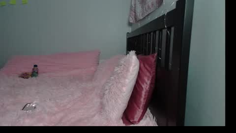 Snapshot of pink_tv chatting on 09/24/25, 02:04 pink_tv online show from 09/24/25, 02:04