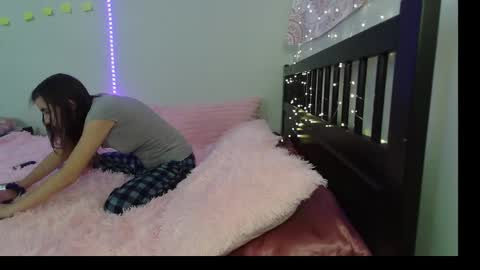 Snapshot of pink_tv chatting on 09/26/25, 06:23 pink_tv online show from 09/26/25, 06:23