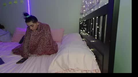 Snapshot of pink_tv chatting on 10/02/25, 01:01 pink_tv online show from 10/02/25, 01:01