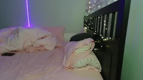 Snapshot of pink_tv chatting on 10/22/25, 01:28 pink_tv online show from 10/22/25, 01:28