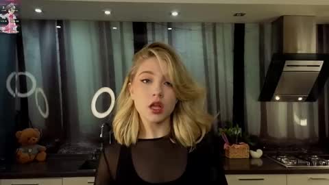 Adele online show from 02/19/25, 10:23