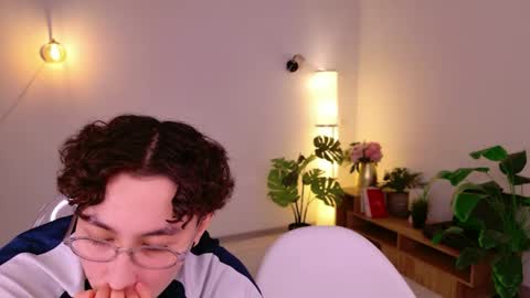 Li long hair and Rude short hair online show from 04/10/26, 08:57