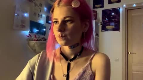 Snapshot of pinkvampire chatting on 09/17/25, 04:19 Sara online show from 09/17/25, 04:19