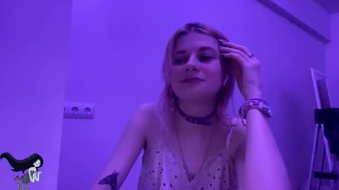 Snapshot of pinkvampire chatting on 10/26/25, 09:42 Sara online show from 10/26/25, 09:42