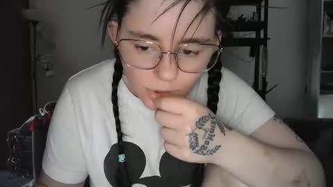 Snapshot of pinkwife97 chatting on 09/09/25, 11:32 pinkwife97 online show from 09/09/25, 11:32