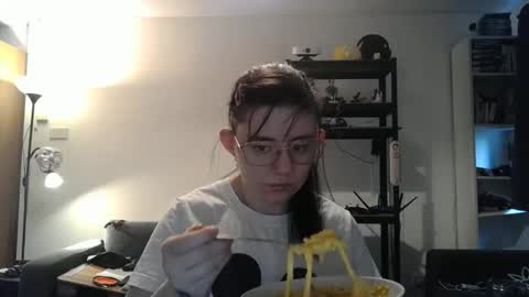 Snapshot of pinkwife97 chatting on 09/17/25, 09:22 pinkwife97 online show from 09/17/25, 09:22