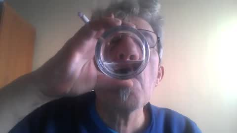 Snapshot of pipi2704 chatting on 12/22/24, 11:22 pipi2704 online show from 12/22/24, 11:22