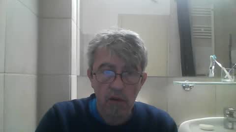 Snapshot of pipi2704 chatting on 12/29/24, 08:00 pipi2704 online show from 12/29/24, 08:00