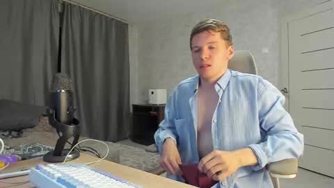 Pierre online show from 09/21/25, 02:24