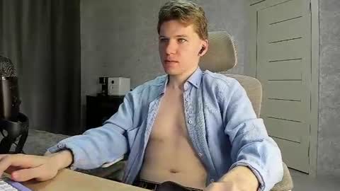 Snapshot of pirremeow chatting on 06/25/26, 12:09 Pierre online show from 06/25/26, 12:09