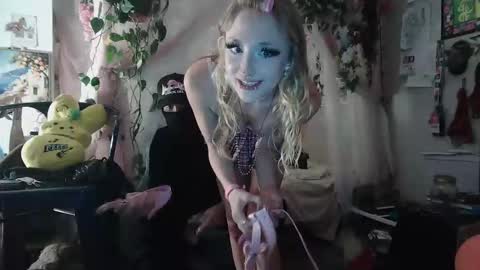Snapshot of pixielovely chatting on 05/17/26, 04:43 pixielovely online show from 05/17/26, 04:43