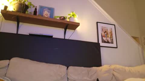 Snapshot of pixiemanicdreamboy chatting on 10/31/25, 02:01 Juju online show from 10/31/25, 02:01