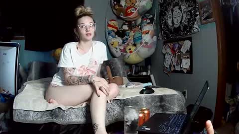 Snapshot of pixieprincess03 chatting on 10/27/25, 06:50 Princess online show from 10/27/25, 06:50