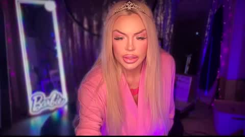 Snapshot of plasticfuckdoll chatting on 01/24/25, 01:35 Dumb bimbo fuck doll online show from 01/24/25, 01:35