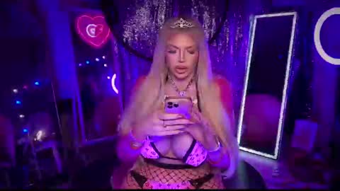 Snapshot of plasticfuckdoll chatting on 02/19/25, 01:08 Dumb bimbo fuck doll online show from 02/19/25, 01:08