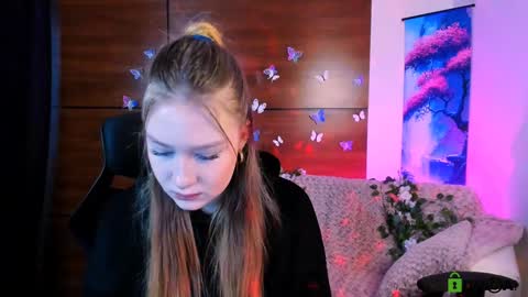 Snapshot of playful_sophie chatting on 01/06/25, 10:57 Sophie online show from 01/06/25, 10:57