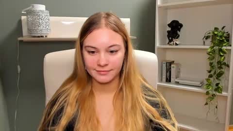 Snapshot of playgirl_valeria chatting on 12/21/24, 11:11 Valeria online show from 12/21/24, 11:11