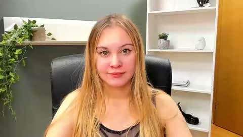 Snapshot of playgirl_valeria chatting on 01/12/25, 06:05 Valeria online show from 01/12/25, 06:05
