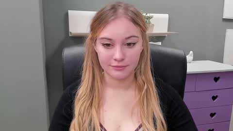 Snapshot of playgirl_valeria chatting on 02/08/25, 11:33 Valeria online show from 02/08/25, 11:33