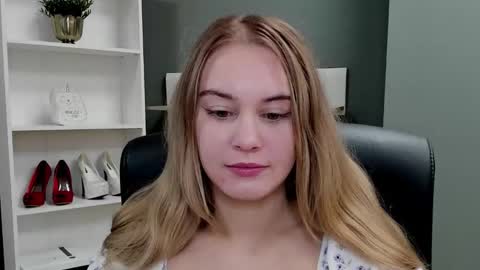 Snapshot of playgirl_valeria chatting on 11/23/25, 09:47 Valeria online show from 11/23/25, 09:47