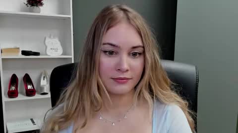 Snapshot of playgirl_valeria chatting on 01/06/26, 02:43 Valeria online show from 01/06/26, 02:43