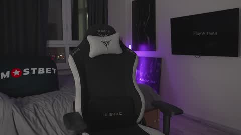 Snapshot of playwithmil chatting on 12/20/24, 02:27 21 y.o Mila online show from 12/20/24, 02:27