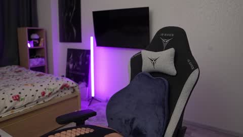 Snapshot of playwithmil chatting on 03/05/25, 05:08 21 y.o Mila online show from 03/05/25, 05:08