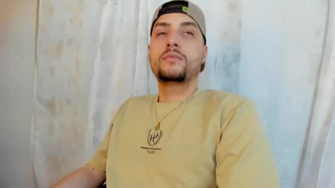 Snapshot of pleasure_vibes023 chatting on 09/18/25, 09:39 JUAN AND JULI online show from 09/18/25, 09:39