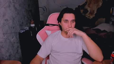 pohyi_ online show from 12/15/25, 01:04