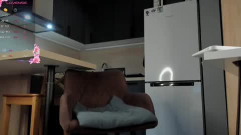Snapshot of poisonevelyn chatting on 05/22/26, 05:18 Holy Blonde online show from 05/22/26, 05:18