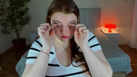 Snapshot of polinasallivan chatting on 12/17/25, 06:14 Polina online show from 12/17/25, 06:14