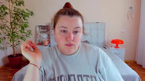Snapshot of polinasallivan chatting on 05/25/26, 12:44 Polina online show from 05/25/26, 12:44
