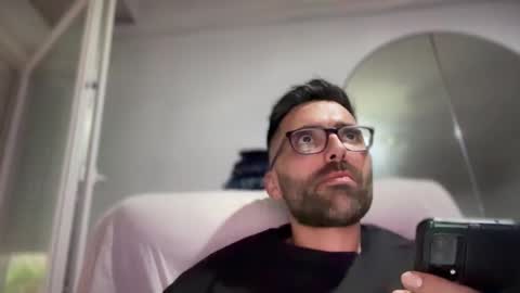 Snapshot of pollabeta chatting on 11/23/25, 12:27 pollabeta online show from 11/23/25, 12:27