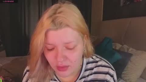 Snapshot of polly__mayer chatting on 06/26/26, 01:21 Polly online show from 06/26/26, 01:21