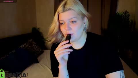 Snapshot of polly__mayer chatting on 07/05/26, 12:50 Polly online show from 07/05/26, 12:50