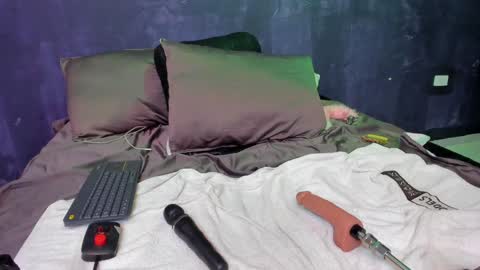 Powder  online show from 02/05/25, 01:54