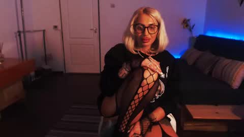 Victoria online show from 12/14/24, 11:34