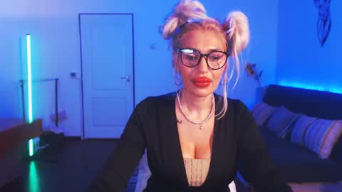 Victoria online show from 12/22/24, 01:01