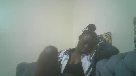 Snapshot of prettiest_doll chatting on 12/17/25, 01:00 prettiest_doll online show from 12/17/25, 01:00