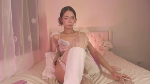 Snapshot of pretty_aerii chatting on 05/25/26, 05:57 sarah online show from 05/25/26, 05:57