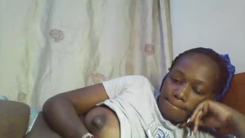 Snapshot of pretty_beib chatting on 09/23/25, 02:47 Karol online show from 09/23/25, 02:47