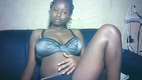 pretty_milan online show from 12/22/25, 12:13