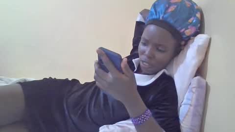 Snapshot of pretty_petite_ebony chatting on 01/25/25, 07:18 pretty_petite_ebony online show from 01/25/25, 07:18