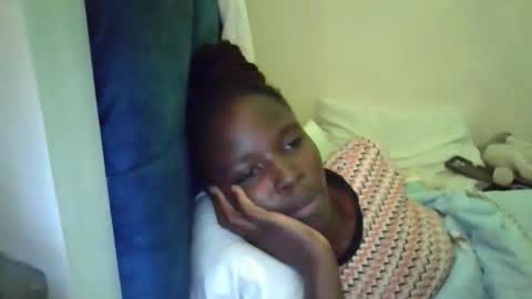 Snapshot of pretty_petite_ebony chatting on 04/27/26, 08:01 pretty_petite_ebony online show from 04/27/26, 08:01